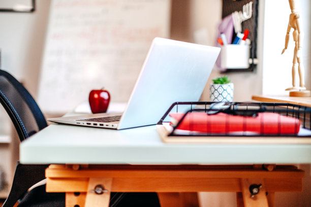 现代办公室的照片，没有人，只有靠近窗户的苹果和笔记本电脑。图片下载