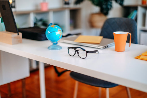 现代办公室的照片，桌子上没有人，旁边有人在休息。图片下载