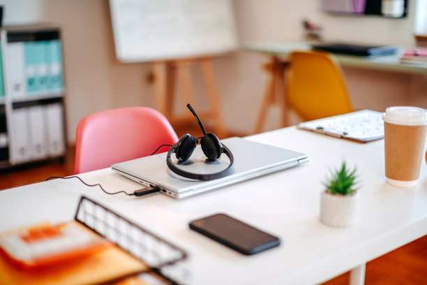 现代办公室员工休息的照片图片下载