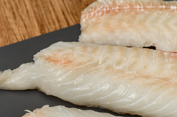 鳕鱼里脊的特写宏观照片，海鲜特写，高蛋白食品份量图片下载