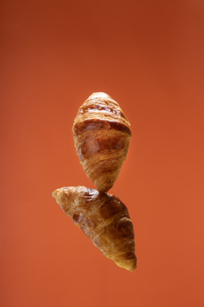 新鲜可颂面包的概念照片，背景温暖并留有空白空间图片下载