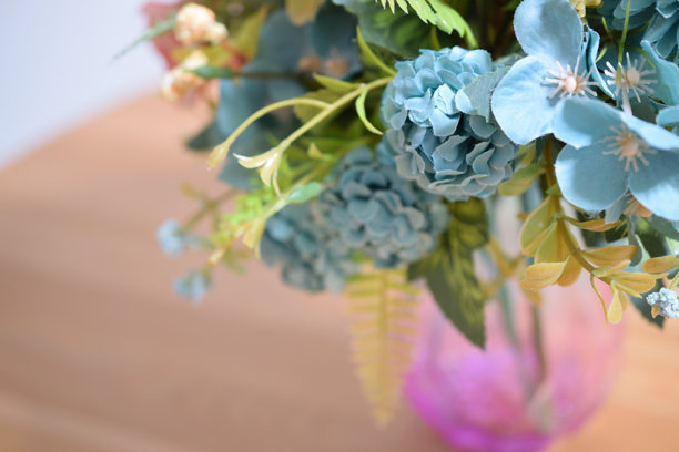 室内花瓶中的美丽花束图片图片下载