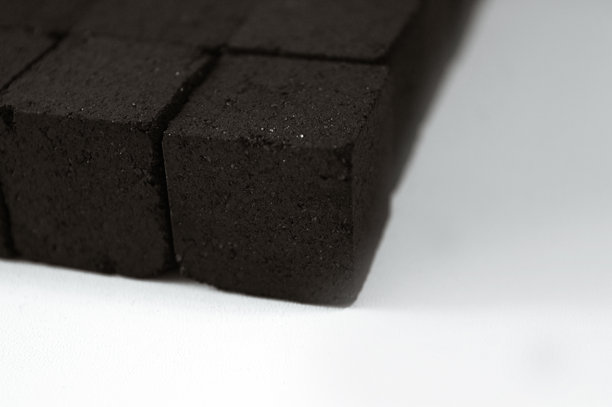 白色背景上的木炭块组合。用于水烟的煤块。适合您的品牌设计和广告的照片。图片下载