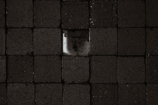 白色背景上的木炭块特写。用于水烟的煤块。适合您的品牌设计和广告的照片。图片下载