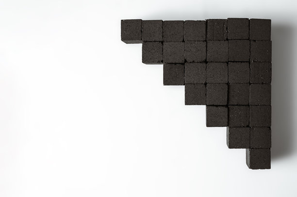 白色背景上的木炭块组合。用于水烟的煤块。适合您的品牌设计和广告的照片。图片下载