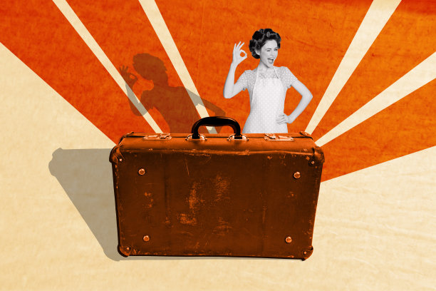 快乐的女佣在涂鸦背景下展示“好”手势，行李搬迁，清洁旅行准备的拼贴照片。图片下载