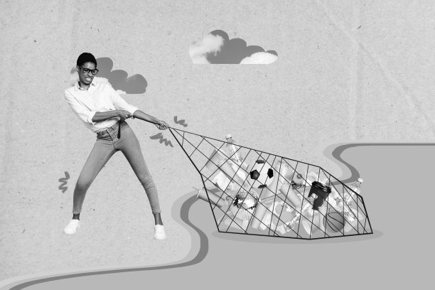 年轻兴奋的生态活动家穿着正式服装，手持渔网从海洋污染中捕捞垃圾，拼贴照片，背景为米色。图片下载