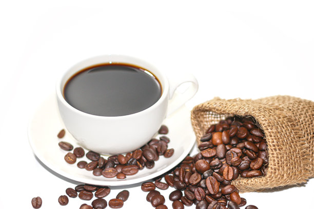 美式热咖啡的图片菜单，白色背景上摆放着咖啡豆从麻袋中洒出，孤立概念。图片下载
