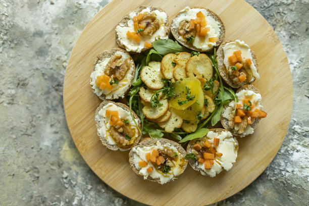 木板上的黄油俯视图。细节，特写照片图片下载