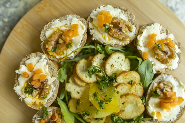 木板上的黄油俯视图。细节，特写照片图片下载