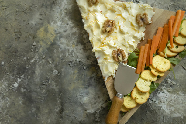 三角形黄油放在木板上，俯视图。特写，裁剪照片。留白空间图片下载