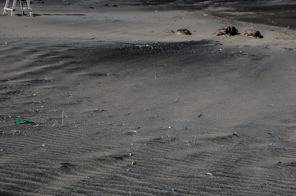 沙滩上的脚印，数字照片作为背景图片下载