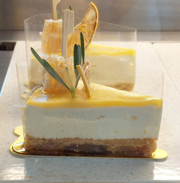 自制蜂蜜柚子奶酪派展示在蛋糕展示柜中图片下载