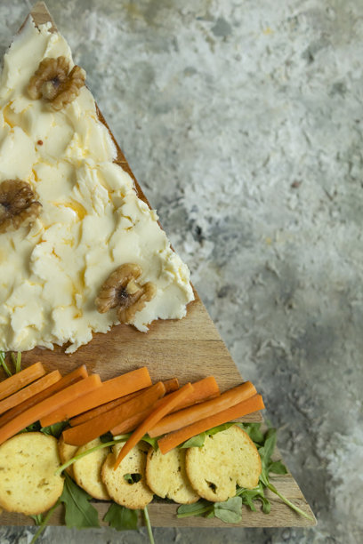 三角形黄油放在木板上，俯视图。特写，裁剪照片。留白空间图片下载