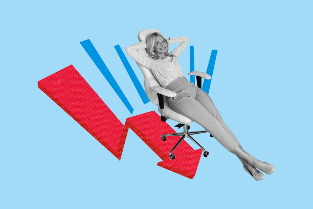 搞笑的老女人坐在椅子上，表情滑稽，背景是描绘破产经济危机衰退的画面，形成了一幅拼贴照片。图片下载