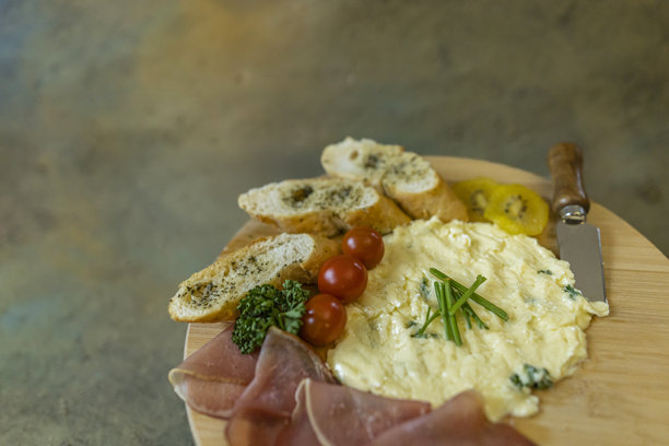 特写照片，黄油板上放着肉类、猕猴桃和樱桃番茄图片下载