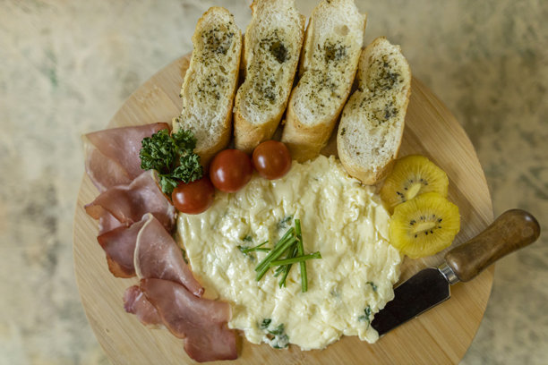 特写照片，黄油板上放着肉类、猕猴桃和樱桃番茄图片下载