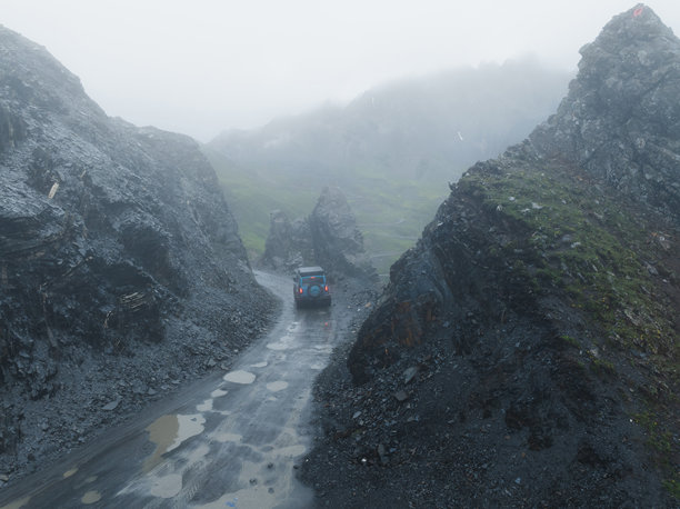 在高海拔山脉上越野驾驶汽车图片下载