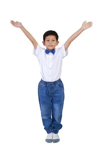7岁亚洲男孩穿着整洁的衣服，双手举起，背景为白色摄影棚。全身照片带有抠图路径。图片下载
