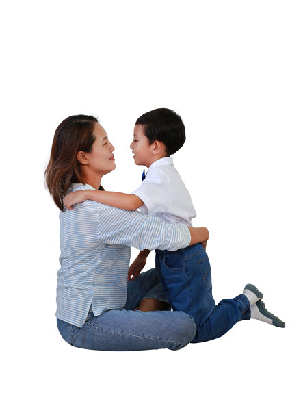 亚洲妈妈拥抱她的儿子的肖像，背景为白色摄影棚。全身照片。图片下载