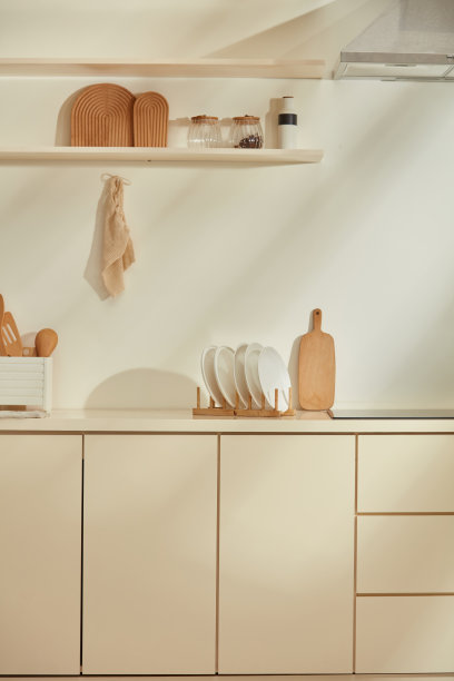 复古风格的照片拍摄于厨房场景，正面角度，阳光自然照射，厨房橱柜上有空白空间可供产品展示。图片下载