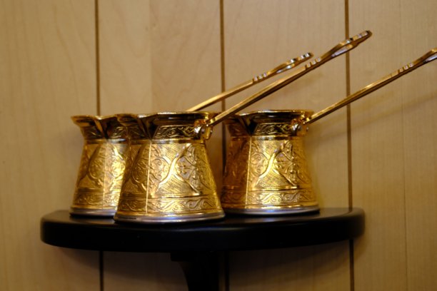 三张传统土耳其手工制作的铜咖啡壶照片图片下载