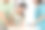 快乐的亚洲夫妇在女性护士的指导下学习给婴儿洗澡。孕妇和她的丈夫正在用玩偶练习给婴儿洗澡。孕妈妈正在接受医务人员的建议。图片下载