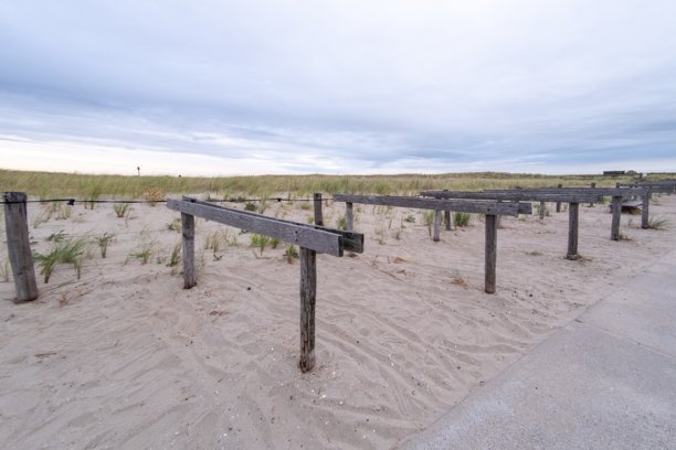 全景照片，海滩上的自行车停放在荷兰北海边图片下载