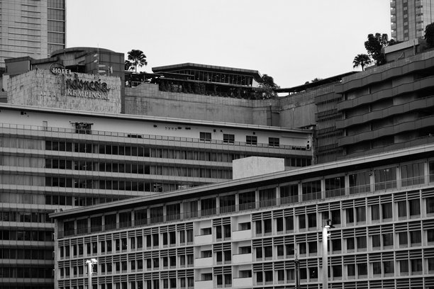 黑白照片展示了美丽的建筑外观设计和城市景观图片下载