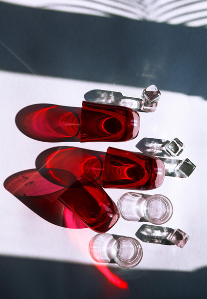 红色玻璃产品照片图片下载