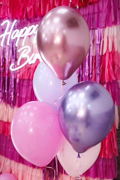 粉色和紫色的凝胶球在明亮的刷子照片区背景上。儿童生日派对。图片下载