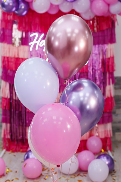 粉色和紫色的凝胶球在明亮的刷子照片区背景上。儿童生日派对。图片下载