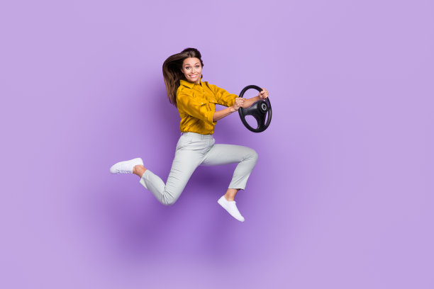 穿着衬衫、裤子和鞋子的惊讶女士在紫色背景前跳跃的全身照片图片下载