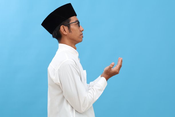 一位亚洲穆斯林男子侧身祈祷的照片图片下载