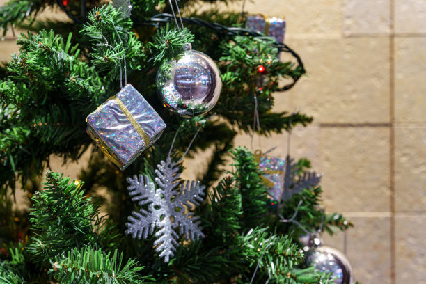 华丽装饰的圣诞树素材图片下载