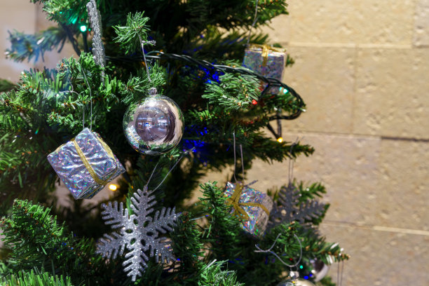 华丽装饰的圣诞树素材图片下载