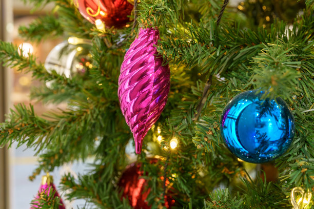 华丽装饰的圣诞树素材图片下载