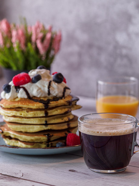垂直照片：早餐包括煎饼、浆果、咖啡和橙汁图片下载