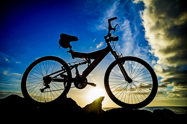 日落时分的山地自行车图片图片下载