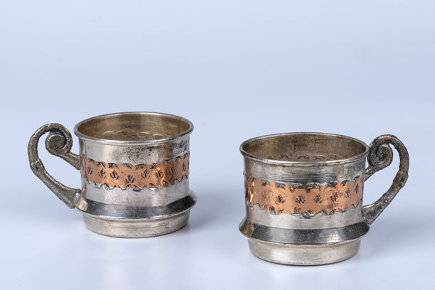 工作室照片，展示了两个传统手工制作的土耳其咖啡杯，采用焦点堆叠技术，使两个杯子都处于完美对焦状态。图片下载