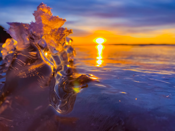 寒冷的空气和冰冻的湖面在美丽的日落景观中。美丽的冰形状和阳光。照片来自芬兰索特卡莫。图片下载