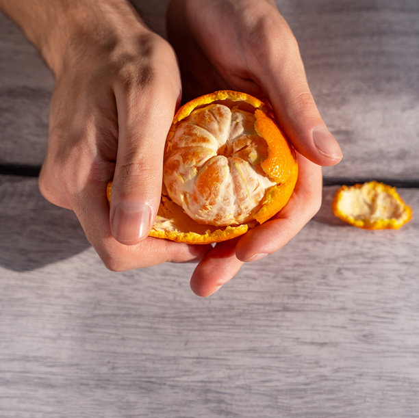 年轻男子美丽的手在清洗橘子，方形照片图片下载