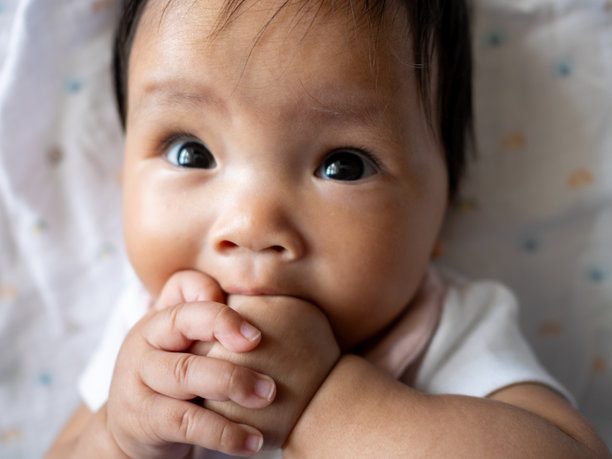 新生儿家庭欢乐室内环境特写照片，温馨氛围，庆祝宝宝的纯真。图片下载