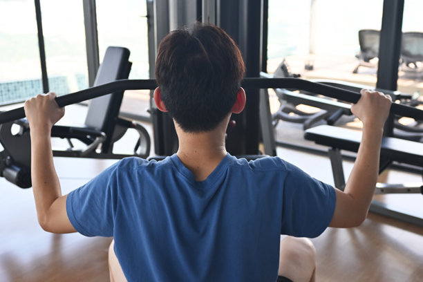 男子进行力量训练锻炼。库存照片图片下载