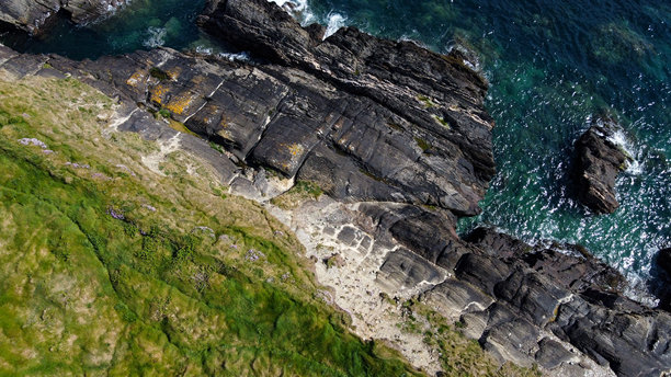 海岸边密集的草丛。大西洋海岸上覆盖着草的岩石。爱尔兰的自然，俯视图。航拍照片。俯视视角。图片下载
