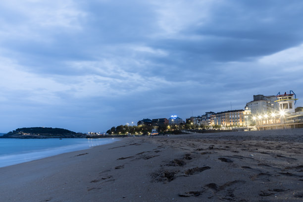 桑坦德的海滩。夏季风景照片。海岸风光。岩石海滩。防波堤。坎塔布里亚海岸。图片下载