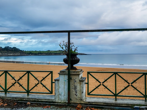 桑坦德的海滩。夏季风景照片。海岸风光。岩石海滩。防波堤。坎塔布里亚海岸。图片下载