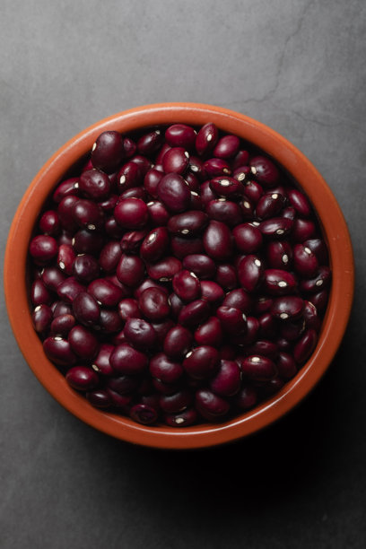 安圭亚诺的红豆装满的陶土碗，放在厨房工作台上，呈现俯视角度的照片。图片下载