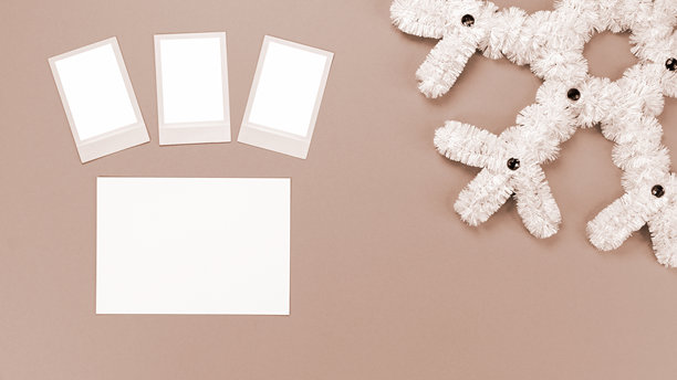 复古宝丽来相框孤立在棕色背景上。照片模板。年度颜色摩卡慕斯。样板。圣诞节白色蓬松雪花。冬季装饰。图片下载