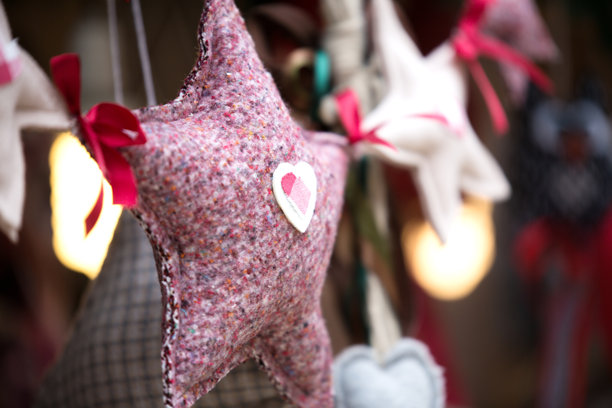 红色布料星星特写。手工制作的圣诞和新年装饰花环。用于圣诞装饰的天然材料。明信片图片。模糊背景。家居设计的手工艺品。图片下载